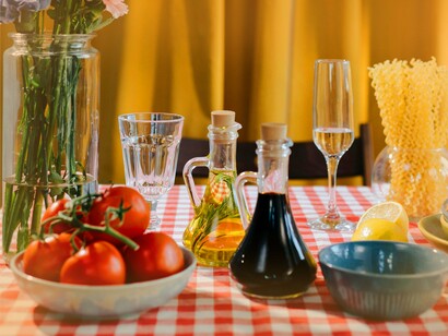 Molhos para salada. O tomate, o pepino ou a cebola normalmente são os vegetais que usamos nas saladas além das folhas de alface, mas a verdade é que existe um mundo de possibilidades. Para quem gosta de um toque agridoce, frutas como manga, abacaxi e morango deixam tudo mais interessante e funcionam especialmente bem com folhas mais amargas, como a rúcula