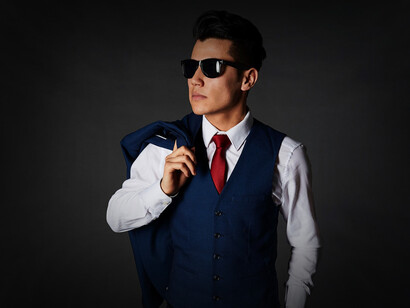 Hombre vestido de etiqueta simple o 'black tie'