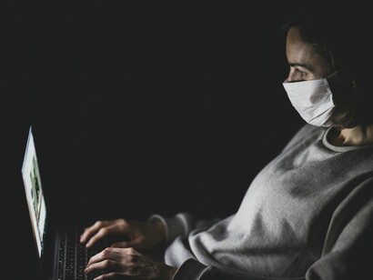 Con il passaggio al lavoro e allo studio da casa, i meme sulle videoconferenze hanno evidenziato le difficoltà tecniche, i momenti imbarazzanti (come la "Zoom fatigue"), o il caos che poteva sorgere quando si lavorava da casa, con bambini o animali domestici che interrompevano le riunioni