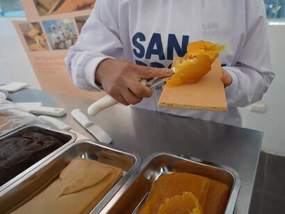 Trabajadora armando un King Kong. Preparar el King Kong requiere una destreza especial para equilibrar la crocancia de la galleta con la suavidad del relleno