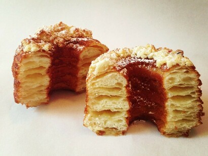 Cronuts cubiertos de frutos secos