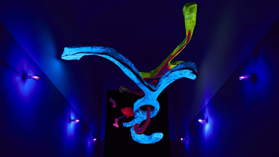 Lucio Fontana, Ambiente spaziale a luce nera, 1948-49/2017, veduta dell’installazione in Pirelli  HangarBicocca, Milano, 2017. Courtesy Pirelli HangarBicocca, Milano. © Fondazione Lucio Fontana. Foto: Agostino Osio
