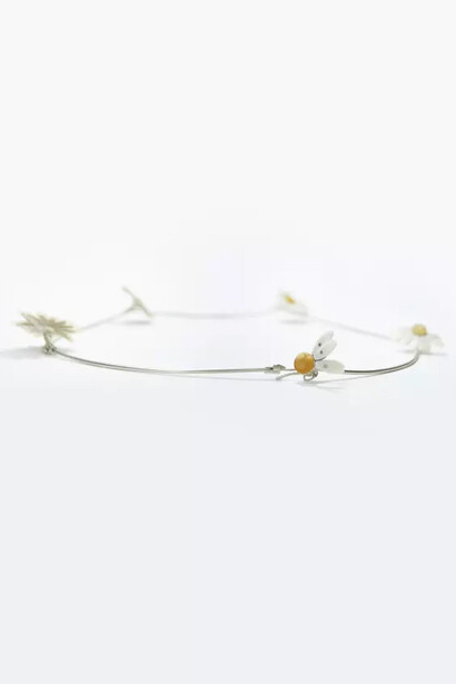 Maija Vītola-Zitmane, Loves me, loves me not. Necklace, 2025. Courtesy of the artist and Museum of Decorative Arts and Design