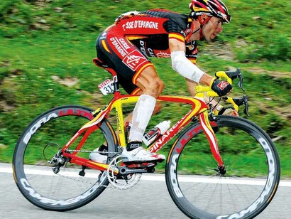 Alejandro Valverde corriendo con la selección españoloa de ciclismo