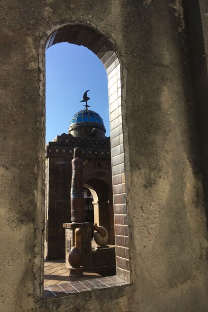 Vista do “templo” central pelos arcos da esplanada da Oficina Brennand. © Andréa Franklin