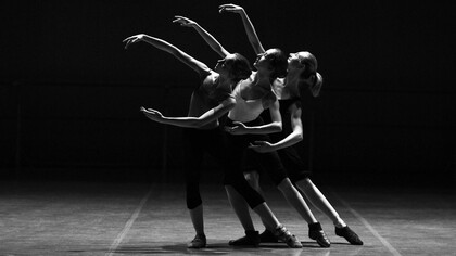 Tres bailarinas practicando una coreografía