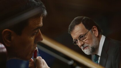 Sánchez y Rajoy durante la moción de censura 