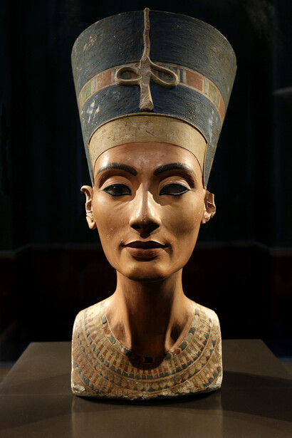 El busto de Nefertiti refleja el estilo clásico del arte egipcio, desviándose de las «excentricidades» del estilo artístico de Amarna, que se desarrolló en el reinado de Akenatón