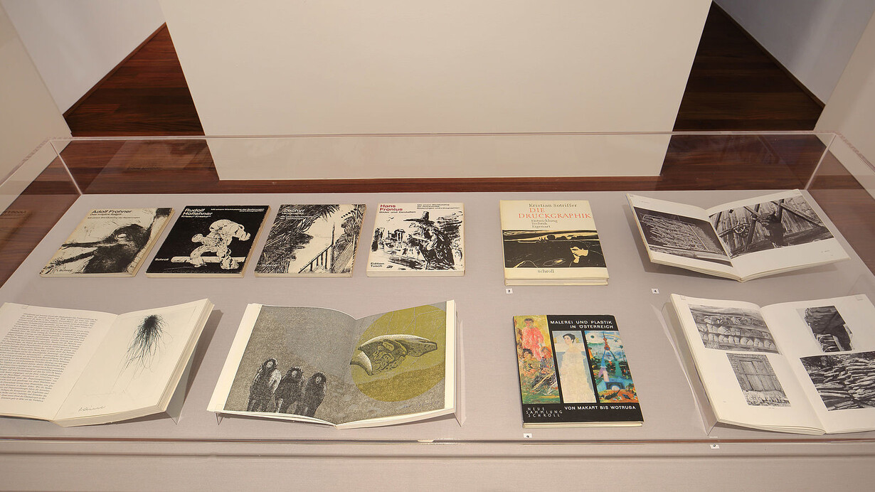 Loose Leaves in Books. Courtesy of Museum der Moderne