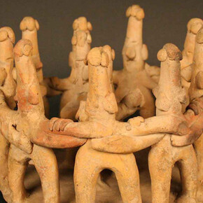 Ronda de danzantes

Materiales: Cerámica

Formativo Tardío o Clásico Temprano 300 aC- 500 dC

Medidas: 142 mm de alto