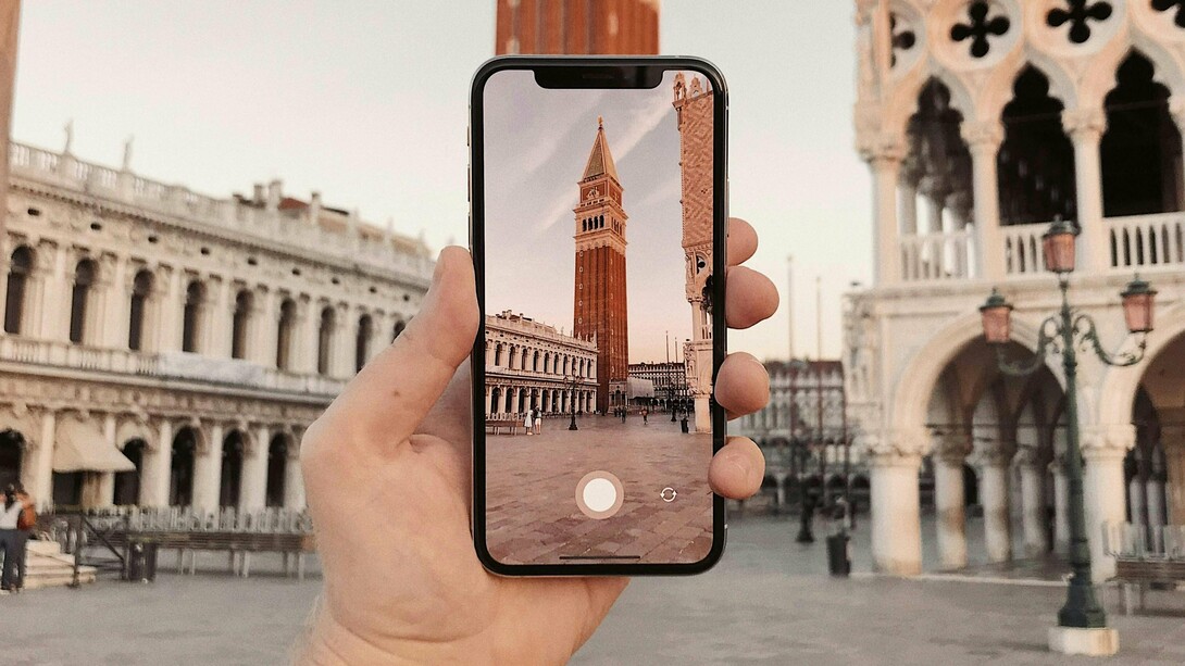 Uno smartphone inquadra la torre dell'orologio a Piazza San Marco, uno dei luoghi-simbolo della ultura italiana, Venezia