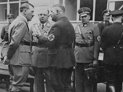 Adolf Hitler junto a Ernst Röhm, cofundador y dirigente de las SA