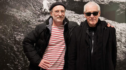 Santiago Sierra y Marco Scotini frente a una obra de la exposición «La Vorágine», 2024, en la Galería Prometeo Ida Pisani, Milán