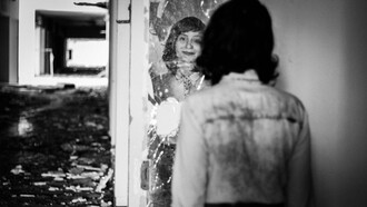 El espejo se obsesionaba con mostrarla, cómo al objeto amado la seguía, la iluminaba, buscaba los mejores enfoques