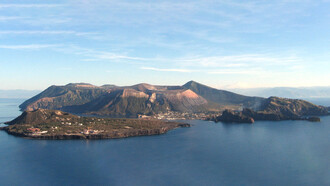 L'Isola di Vulcano che fa parte delle Isole Eolie deve la sua esistenza alla fusione di alcuni vulcani 