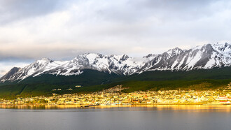 Ushuaia, argentinische Stadt am Beagle-Kanal. Die Wasserstraße verbindet Argentinien und Chile und bildet gleichzeitig die Grenze