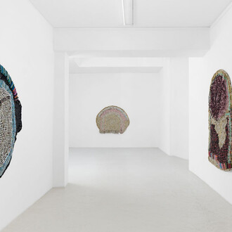 Moffat Takadiwa, The crown! Vue de l'exposition. Avec l'aimable autorisation de la Galerie Semiose