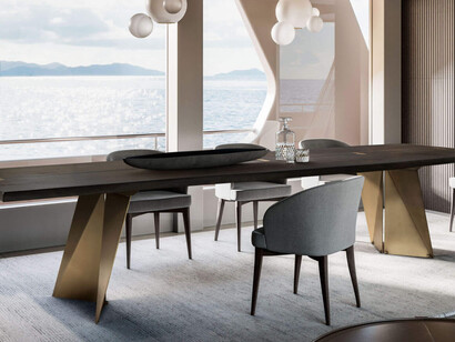 Tavolo in legno della collezione Vero Brotto Group in una casa sul mare