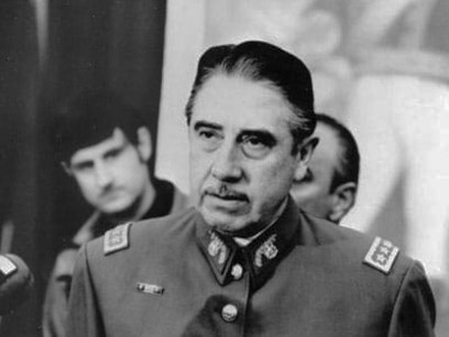 Nach dem Putsch gegen Allende errichtete Augusto Pinochet eine 17-jährige Diktatur, die von Menschenrechtsverletzungen und der Durchsetzung eines neoliberalen Wirtschaftsmodells geprägt war