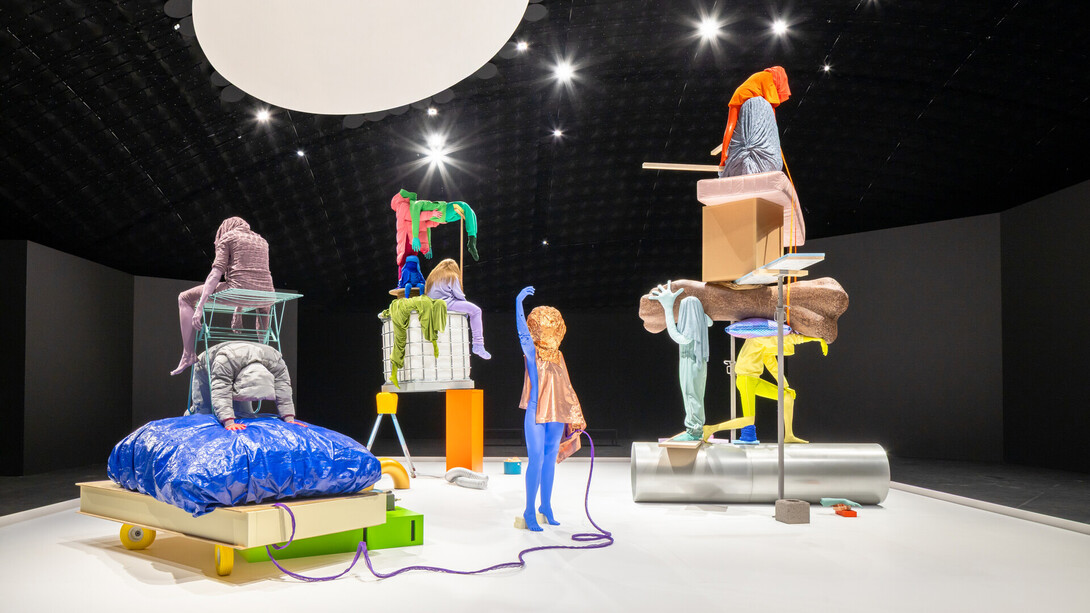 Anna Estarriola, Staged circumstances and piles of things, exhibition view. Courtesy of Amos Rex