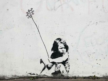 Da qualche mese nel Mediterraneo una nave rosa soccorre i migranti, grazie alla generosità di Banksy