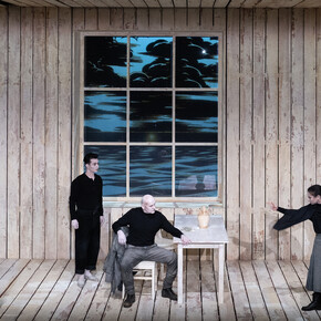 Die gewehre der frau Carrar. Würgendes blei. Courtesy of Residenztheater