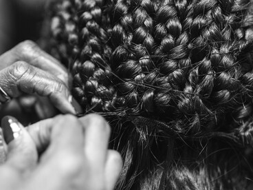  Prendersi cura dei capelli può diventare un rituale quotidiano di ascolto di sé, un momento lento in cui il corpo ritrova attenzione e calma 