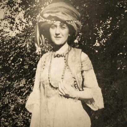 Agatha Christie a Cockington Court, Torquay, Inghilterra, nel 1912
