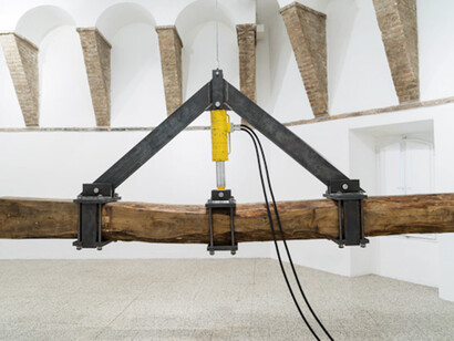 Arcangelo Sassolino, Exhibition view. Courtesy of Galleria Continua