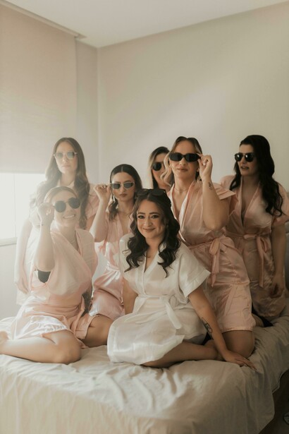 Noiva e madrinhas em dia da noiva. Para finalizar é importante levar em conta um fator que pode ser diferencial, a mobilidade, principalmente se o casamento for acabar em uma festa bem longa. Esses eventos normalmente podem levar um tempo para começar, mais tempo até a recepção e o serviço de catering e ainda ao fim ter uma pista de dança para fechar as comemorações