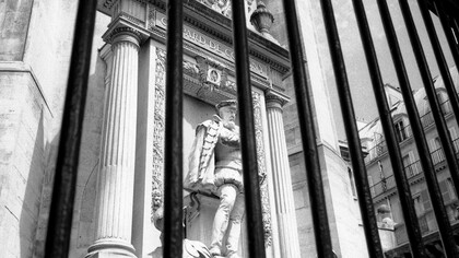 A estátua de Gaspard de Coligny, inaugurada em 1889, está no pátio do templo protestante de Oratoire du Louvre, em Paris. O monumento honra o líder huguenote vítima do Massacre de São Bartolomeu, símbolo da luta pela liberdade religiosa na França