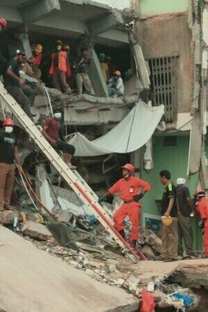Sauveteurs au travail lors de l'effondrement de l'immeuble Rana Plaza à Savar, au Bangladesh, en 2013