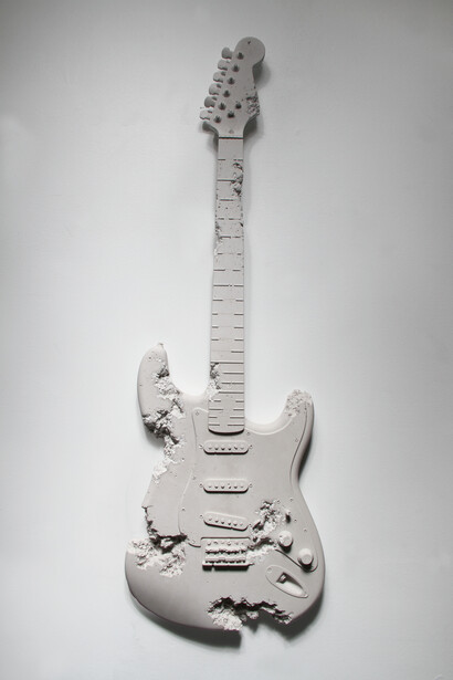 Daniel Arsham, "Rose Quartz Eroded Guitar" 2014, Fragments de quartz rose, poussière de marbre, hydrostone, 99 x 33 x 6,5 cm / 39 x 13 x 2 1/2 inches, Courtesy Galerie Perrotin
