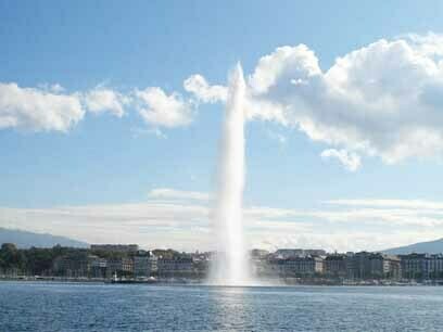 Lo que nos ha llevado a esta ciudad puede ayudarnos a definir lo que viviremos durante nuestra estancia.Fontana en el lago de Ginebra. Suiza