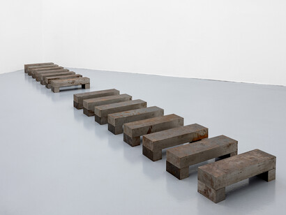 Richard Nonas, Slow narrative, ausstellungsansicht. Mit freundlicher genehmigung von Galerie Hubert Winter
