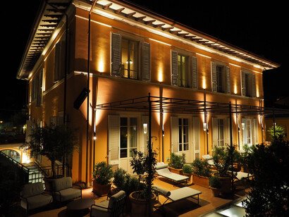 Paradis Hotel (localidad de Pietrasanta, Italia) vista externa de noche