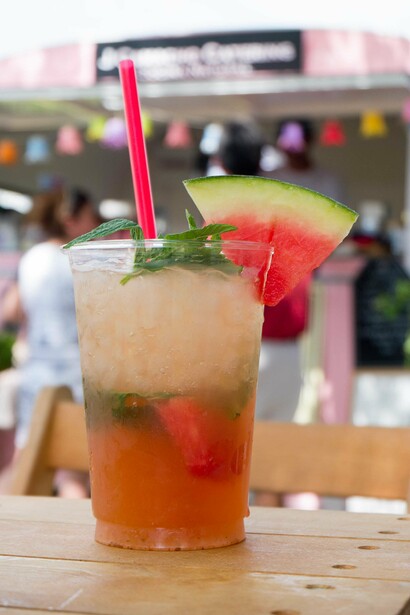Bebida refrescante con productos de la tierra en el Día de Mercado de la Casa de Campo, Madrid