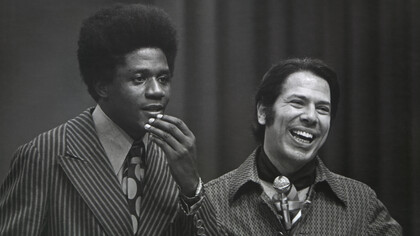 A morte de Silvio Santos representa uma mudança crucial para a TV brasileira, que enfrenta desafios de inovação, falta de novos talentos e a concorrência das mídias digitais. É urgente modernizar a programação para garantir sua relevância. Na capa, foto de Silvio com Tony Tornado em 1970