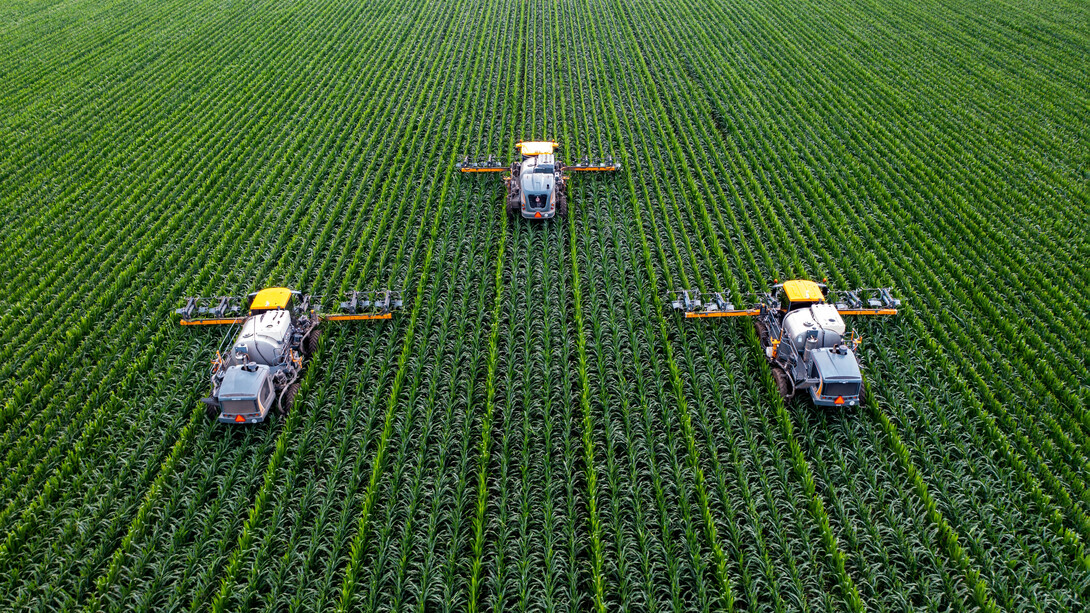Tres máquinas especializadas preparan el terreno para el cuidado agrícola diario