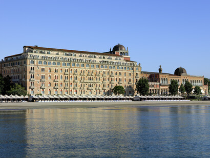 L’hotel Excelsior visto dal mare con le capanne sulla spiaggia