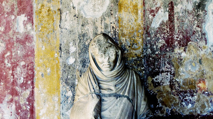 Una statua danneggiata alle Terme Stabiane, Pompei
