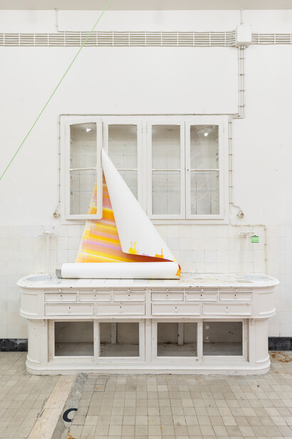 Elisabeth Sonneck, Scrollpainting153 caput mortuum metamorphosis, exhibition view. Courtesy of Galeria Nave