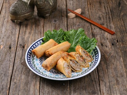 Golden spring rolls filled with savoury ingredients, reflecting the flavours that influenced the development of lunpia