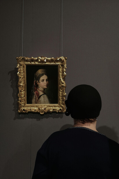 Visitante recorriendo un museo. El consumo cultural está en riesgo