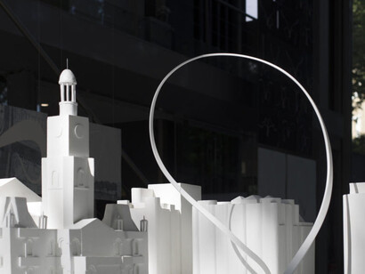 Vue de l’exposition Junya Ishigami, Freeing Architecture, Fondation Cartier pour l’art contemporain, Paris, 2018. © JUNYA.ISHIGAMI+ASSOCIATES. Photo © Thibaut Voisin.