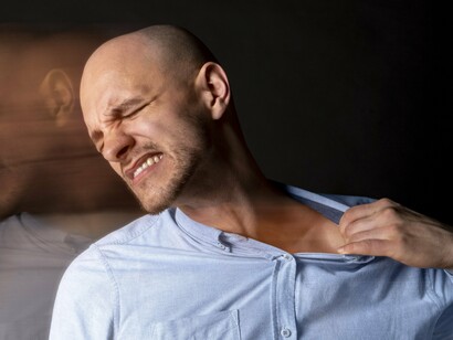 Homem angustiado. Vincent não apenas mudou sua aparência: ela mergulhou no papel, ingressando em ligas de boliche masculinas, frequentando bares e até mesmo entrando em um grupo de apoio religioso para homens. Namorou mulheres (sem revelar sua verdadeira identidade), trabalhou em ambientes exclusivamente masculinos e até viveu em um mosteiro. O objetivo era observar, sem filtros, a vida como homem de classe média

