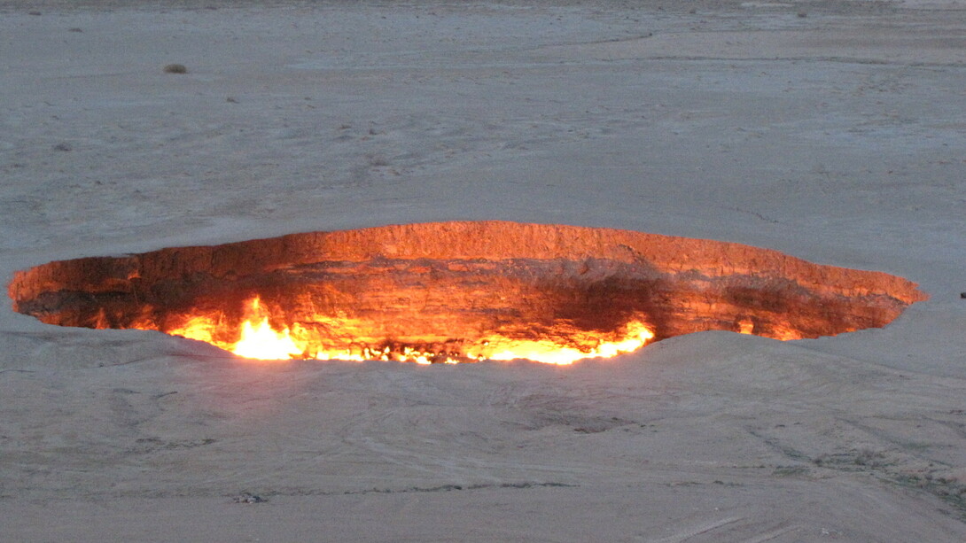 Darvaza, Turkmenistan, La “porta dell’Inferno”, e cioè il cratere di Darvaza, una caverna collassata di gas naturale cui è stato dato fuoco (brucia a cielo aperto in maniera permanente da decenni) per impedire una nociva diffusione di gas metano
