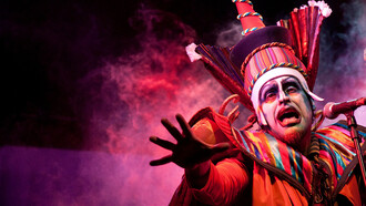 Letrista durante una de las presentaciones de la murga Agarrate Catalina. El letrista es el encargado de hacer los “guiones” y es allí donde recide la belleza de las murgas, parte esencial del carnaval uruguayo