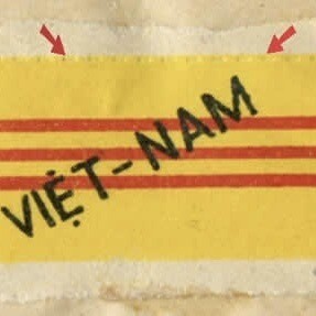 Le timbre émis par le gouvernement central provisoire du Viêt Nam est orné de son drapeau (1948)