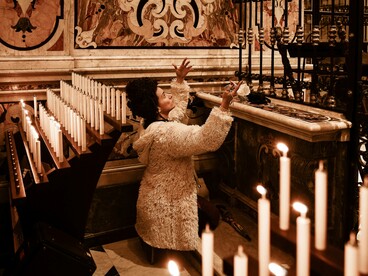Carlo Bevilacqua, Femminielli. Nel Sud Italia, i Femminielli di Napoli incarnano un’espressione di genere unica, profondamente radicata nella cultura popolare e storicamente riconosciuta come parte integrante del tessuto sociale cittadino. Sono devoti alla Madonna del Santuario di Montevergine